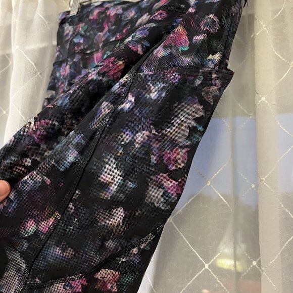 Black floral lululemon leggings size 8 - Picture 3 of 8